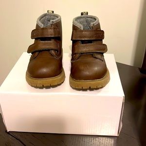 Carter’s size 9 toddler boy boot color brown.